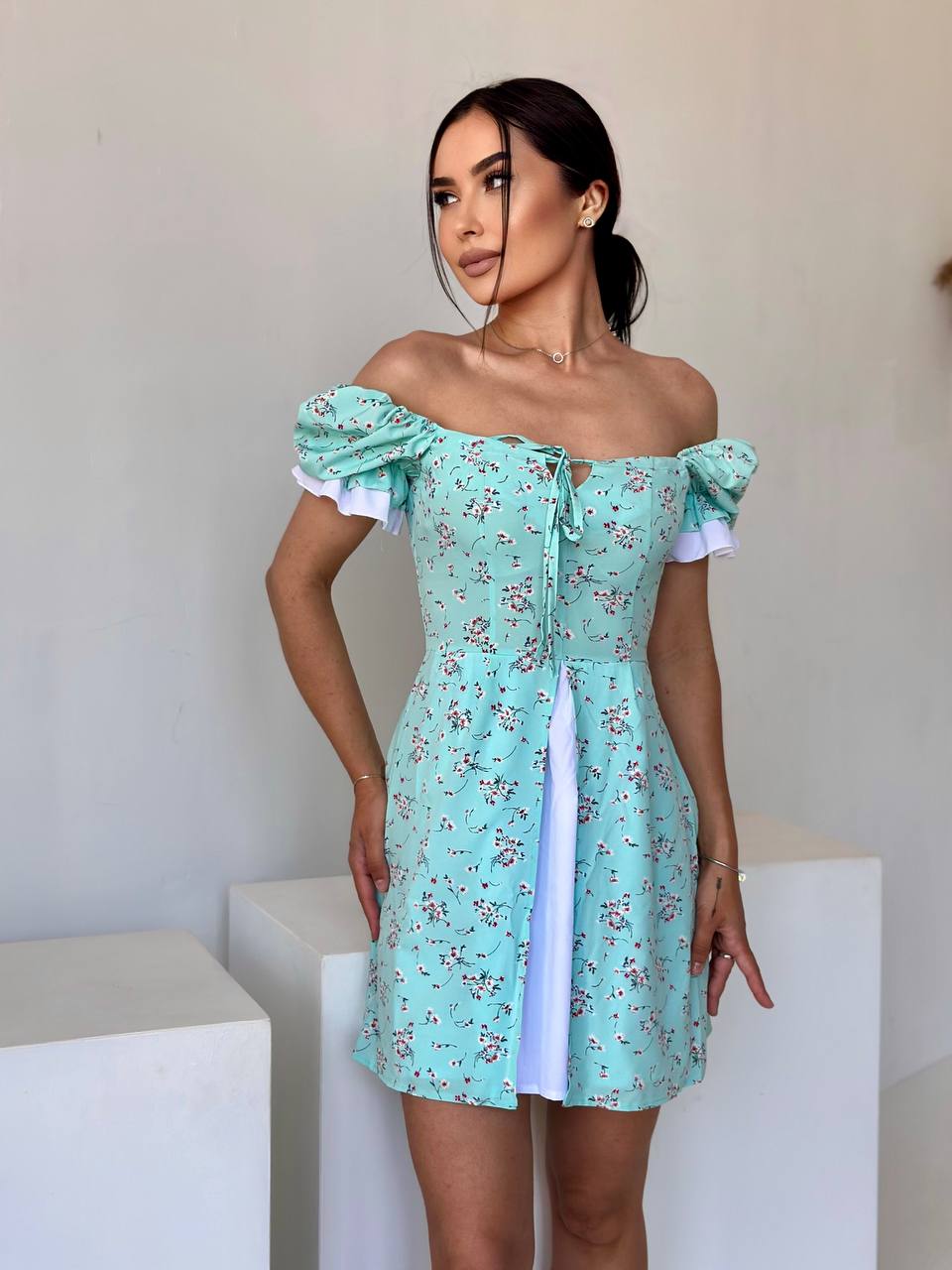 Коротка сукня з розрізом бiрюзового кольору 32098