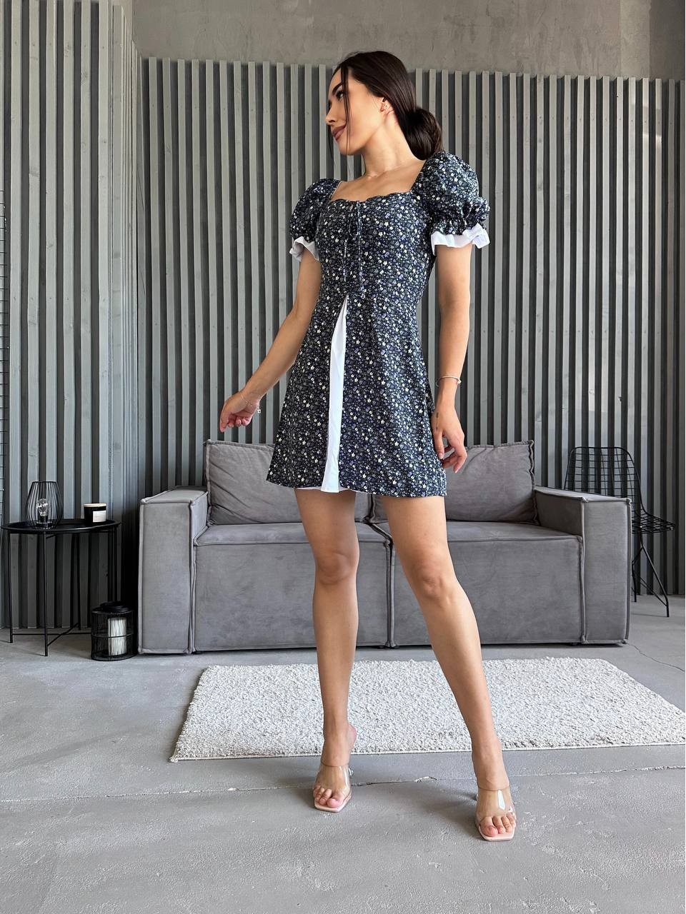 Короткое платье с разрезом черно-белого цвета 32099