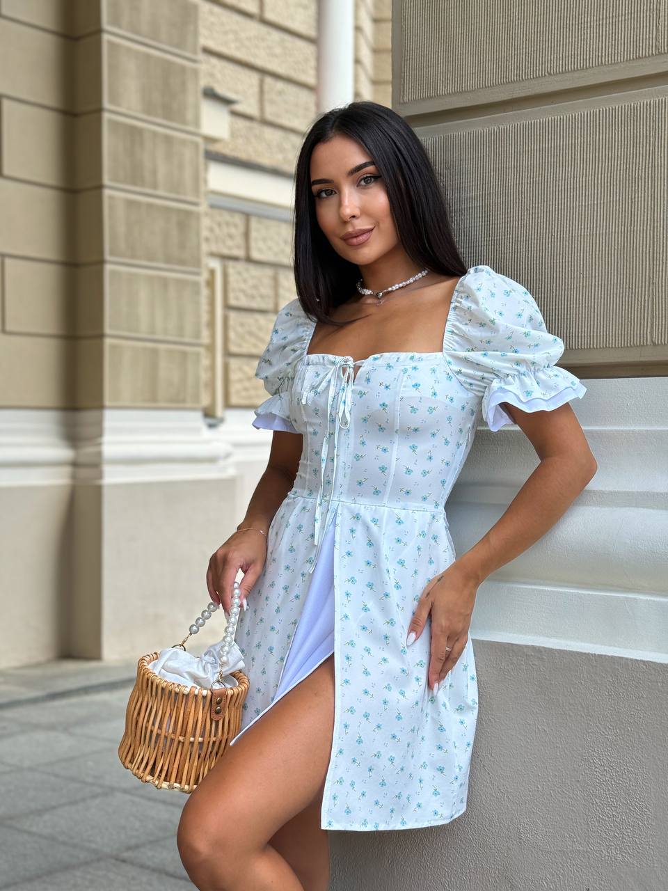 Короткое платье с разрезом молочного цвета 32096