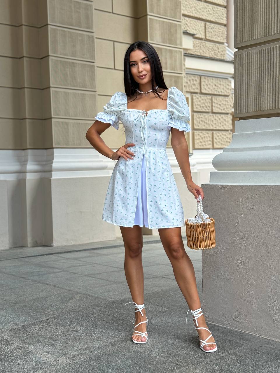 Короткое платье с разрезом молочного цвета 32096