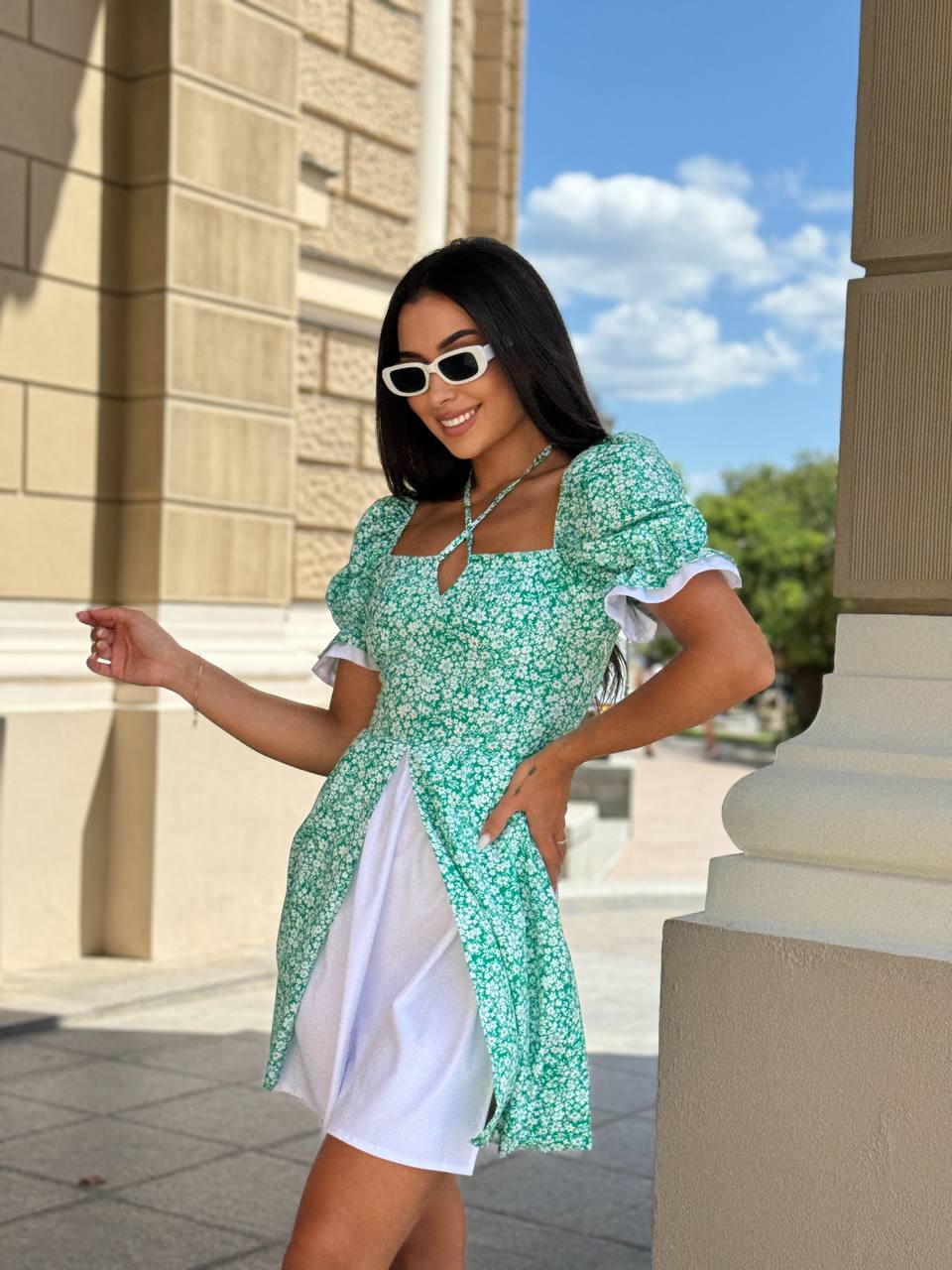 Короткое платье с разрезом зеленого цвета 32094