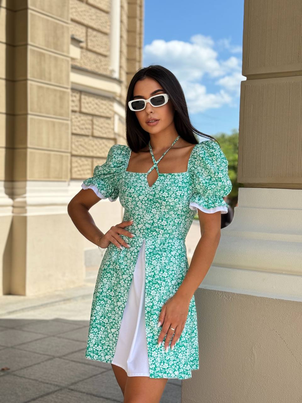 Короткое платье с разрезом зеленого цвета 32094