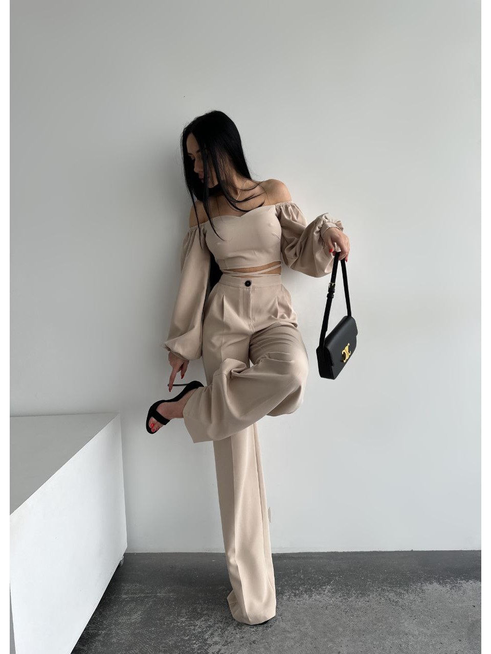 Костюм топ + брюки бежевого цвета 24320