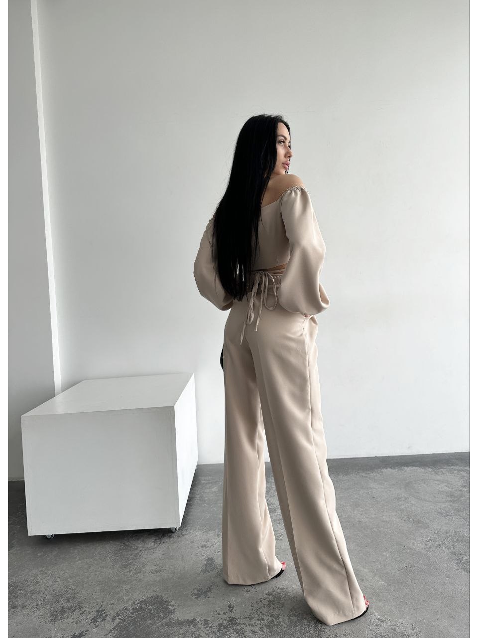 Костюм топ + брюки бежевого цвета 24320