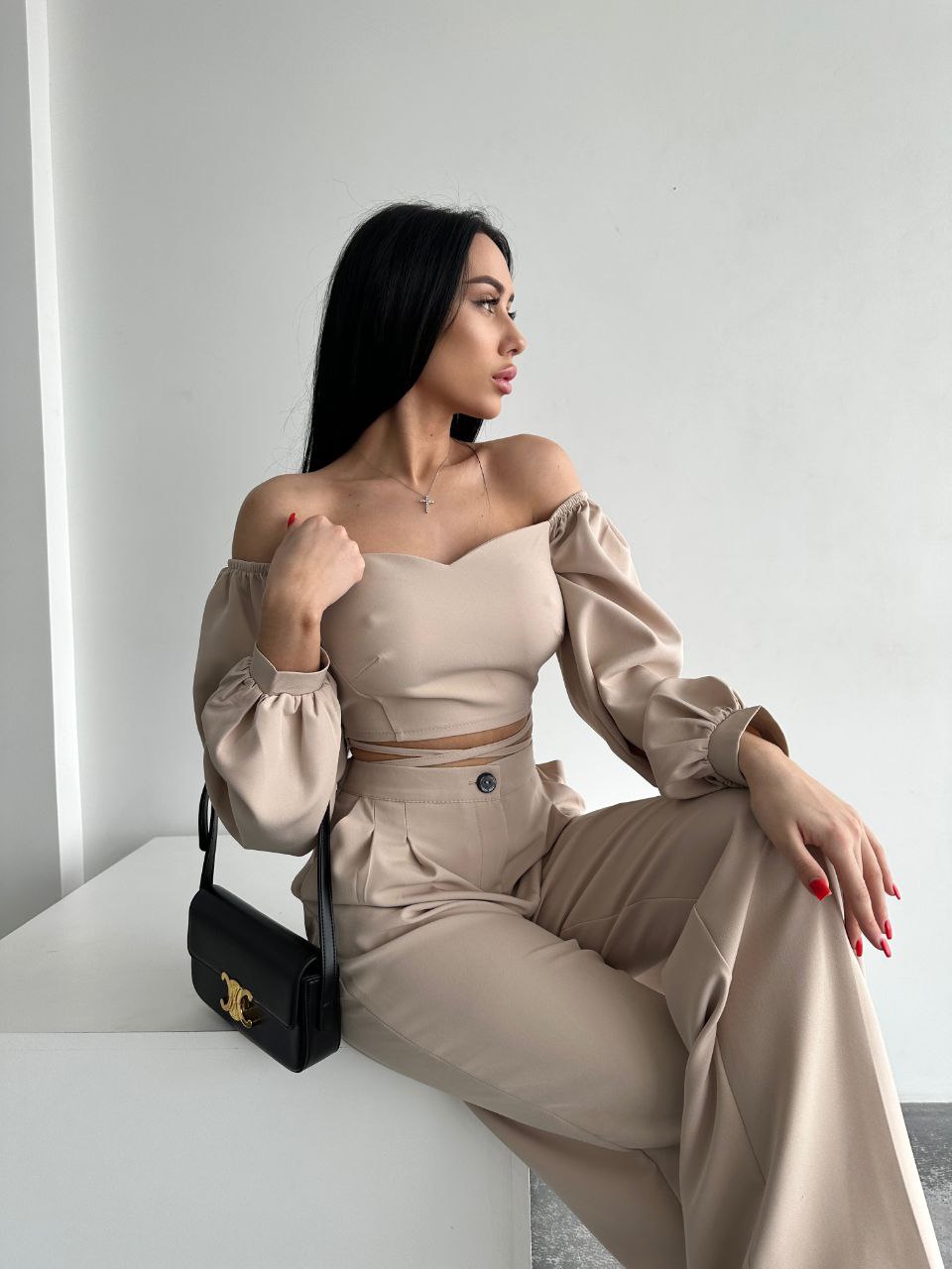 Костюм топ + брюки бежевого цвета 24320