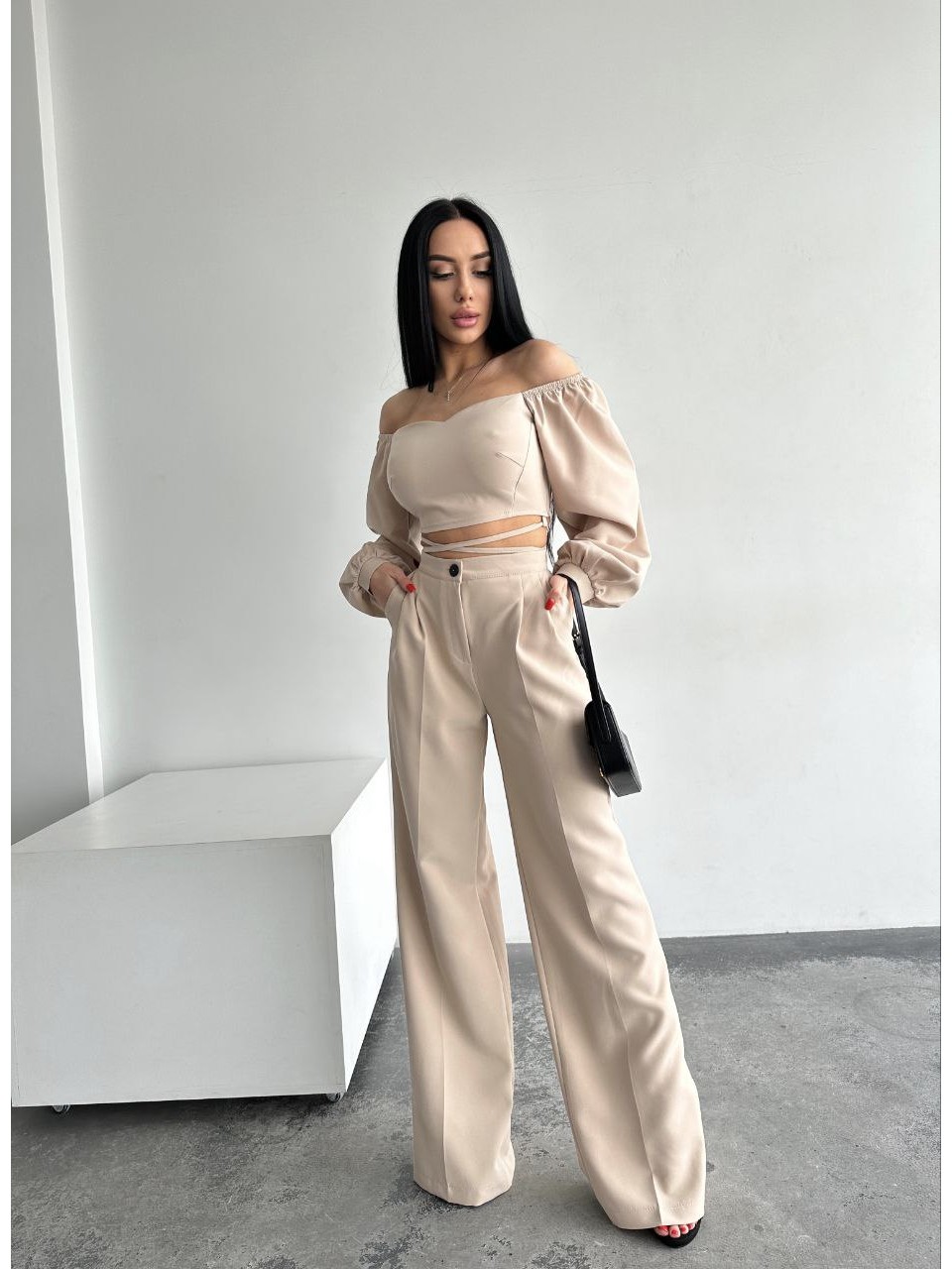 Костюм топ + брюки бежевого цвета 24320