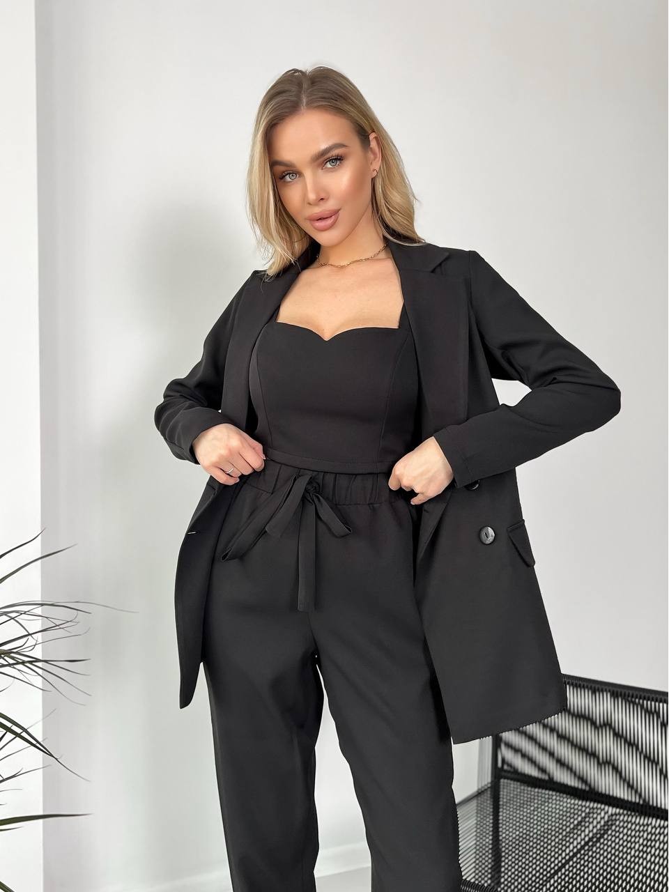 Костюм-тройка чёрного цвета 24430