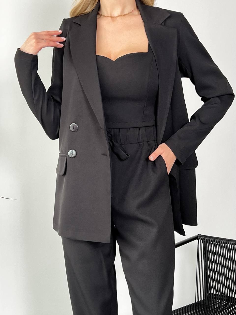 Костюм-тройка чёрного цвета 24430