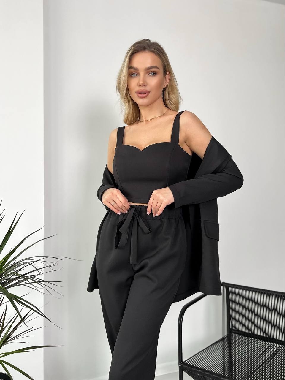 Костюм-тройка чёрного цвета 24430