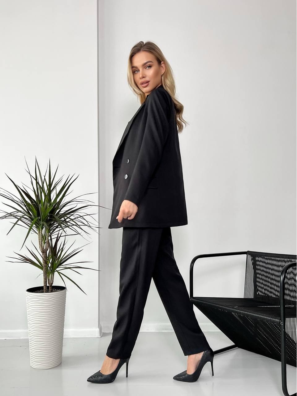 Костюм-тройка чёрного цвета 24430