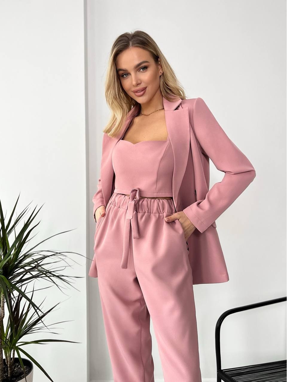 Костюм-трійка кольору запорошена троянда 24433