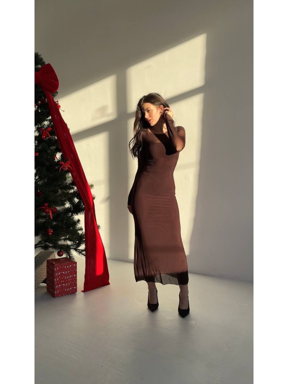 Легка комбінована сукня міді з сіткою коричневого кольору 35927