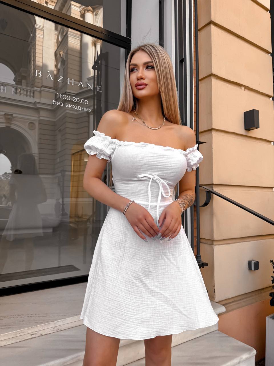 Легкое летнее платье мини белого цвета 33720