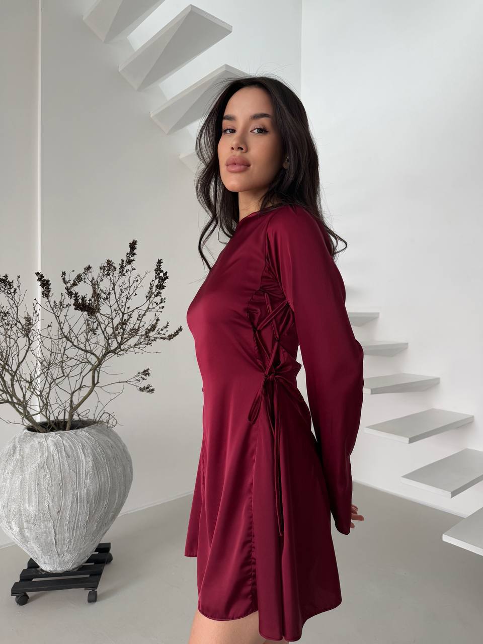Легкое шелковое платье мини бордового цвета 34685