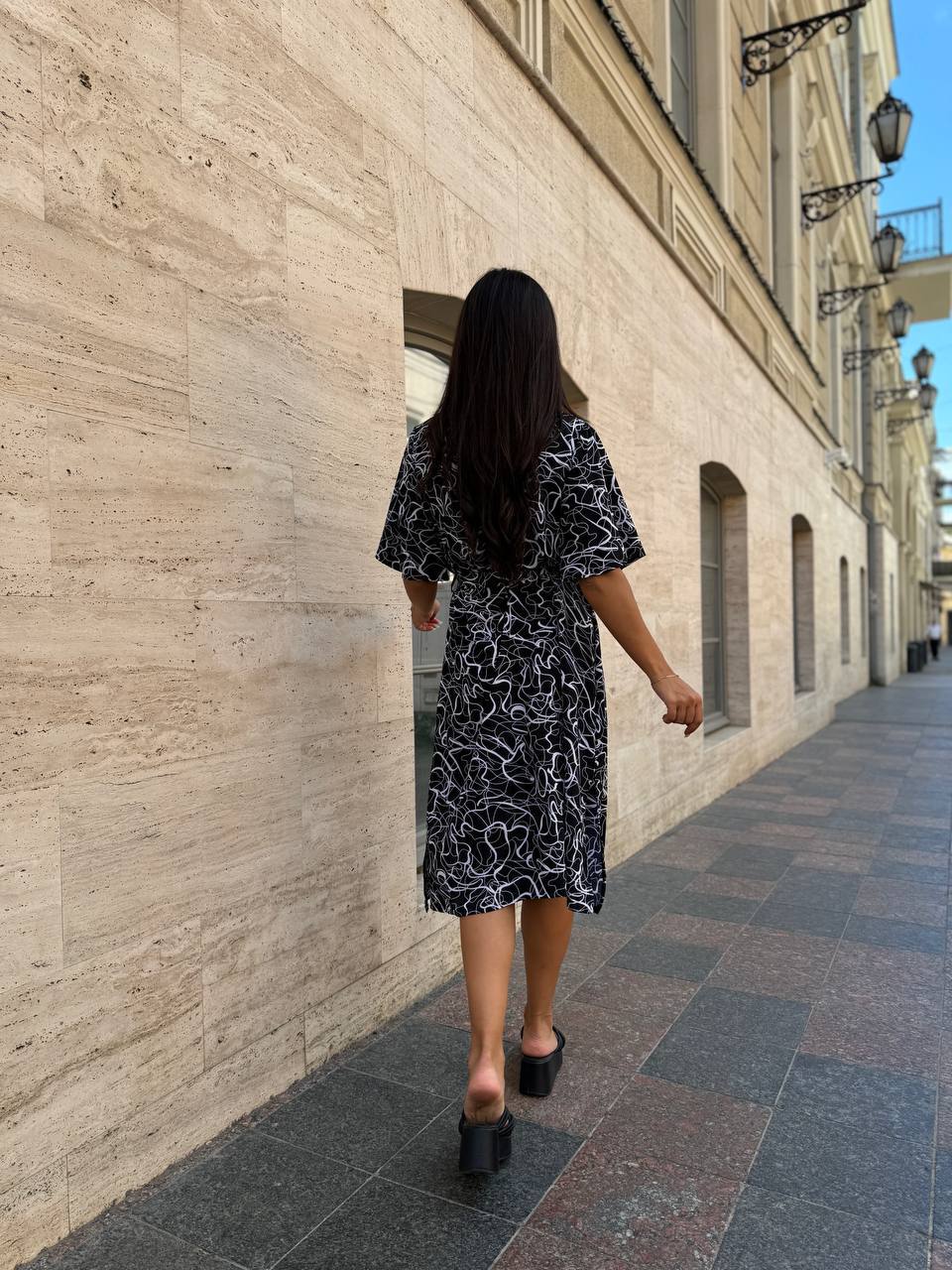 Легка сукня на запах із поясом чорного кольору 33577