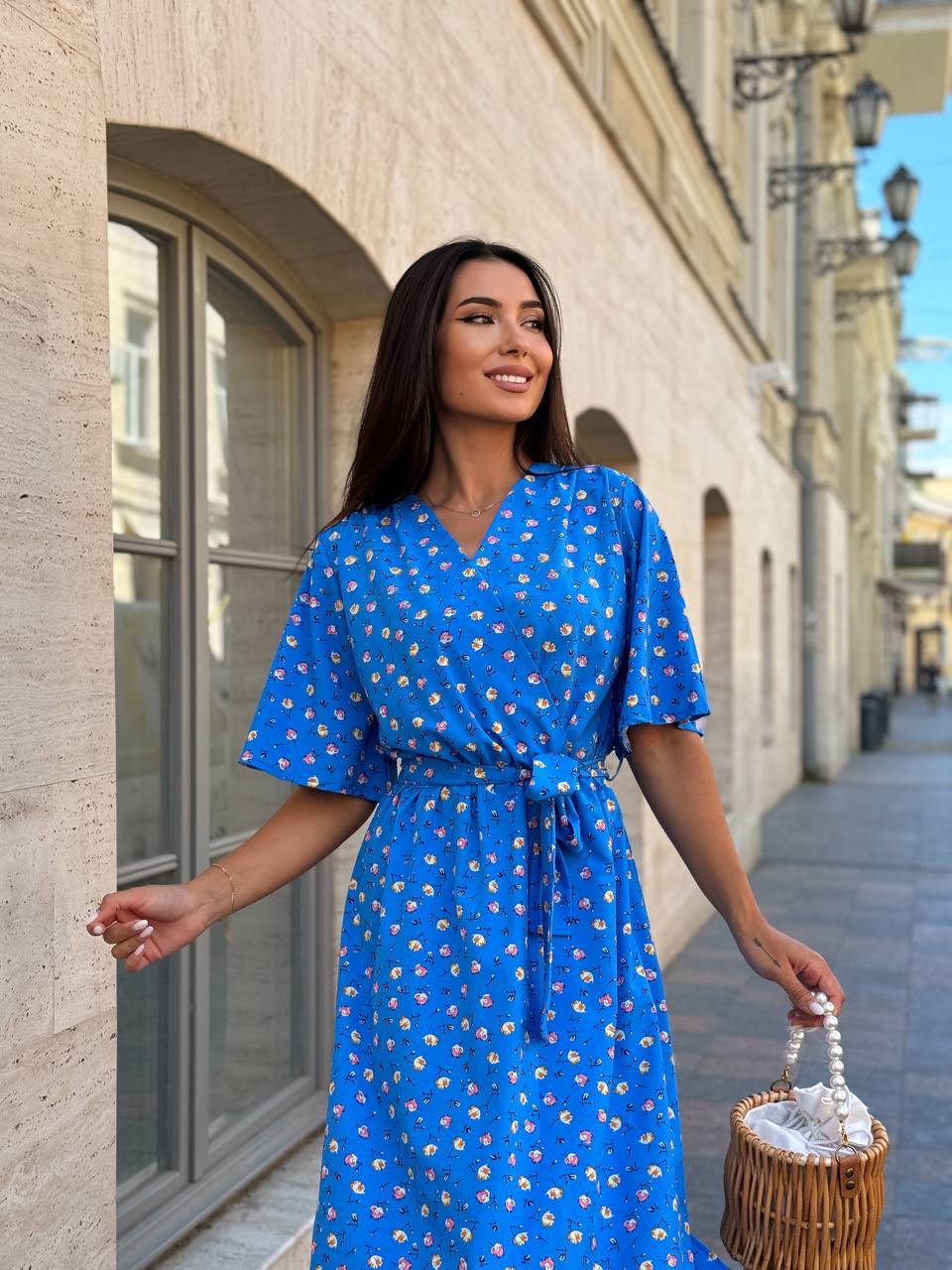 Легкое платье на запах с поясом синего цвета 33578