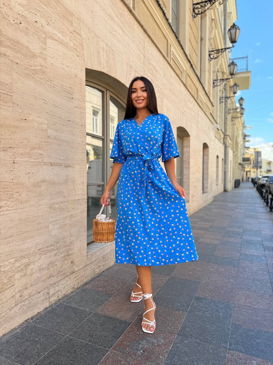 Легкое платье на запах с поясом синего цвета 33578