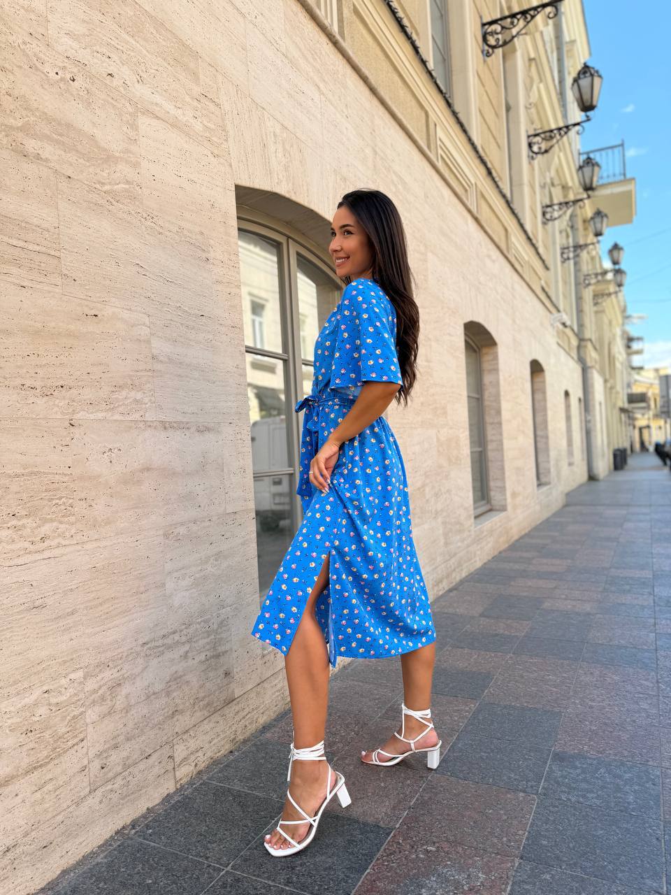 Легкое платье на запах с поясом синего цвета 33578