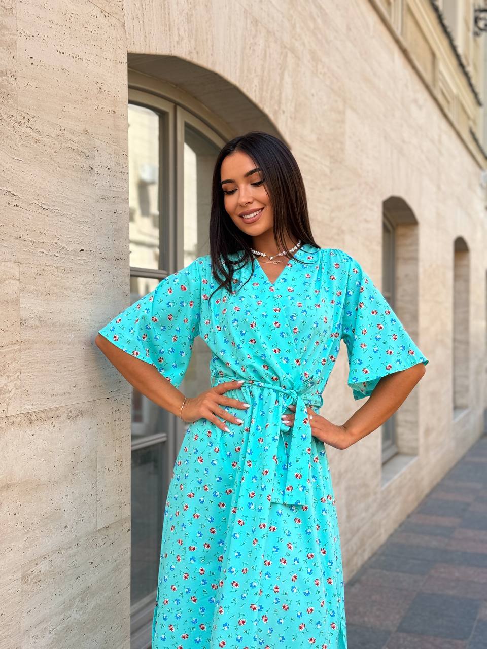 Легка сукня на запах із поясом м'ятного кольору 33580