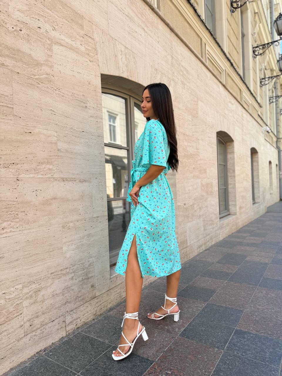 Легка сукня на запах із поясом м'ятного кольору 33580