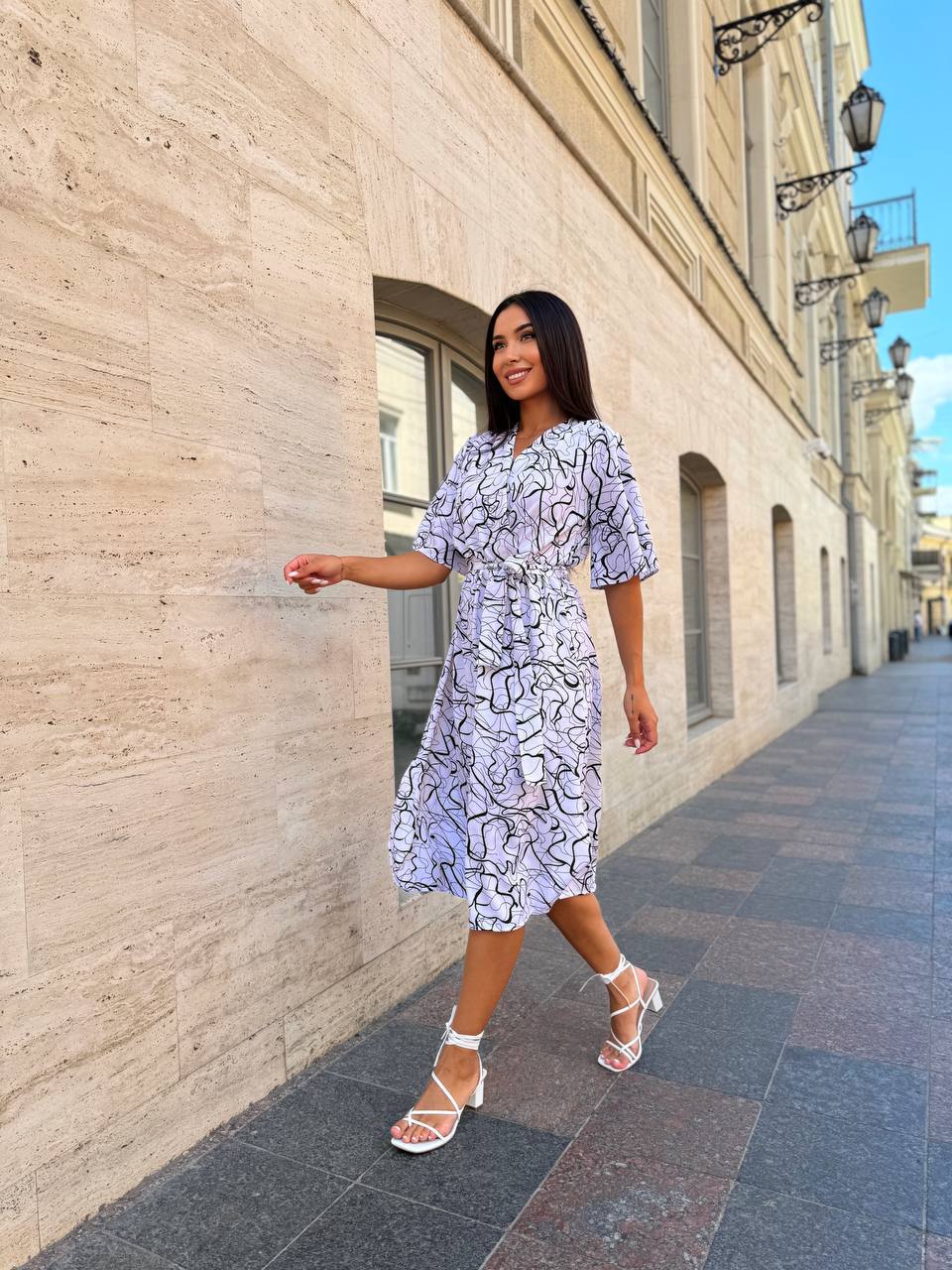 Легка сукня на запах із поясом молочного кольору 33579