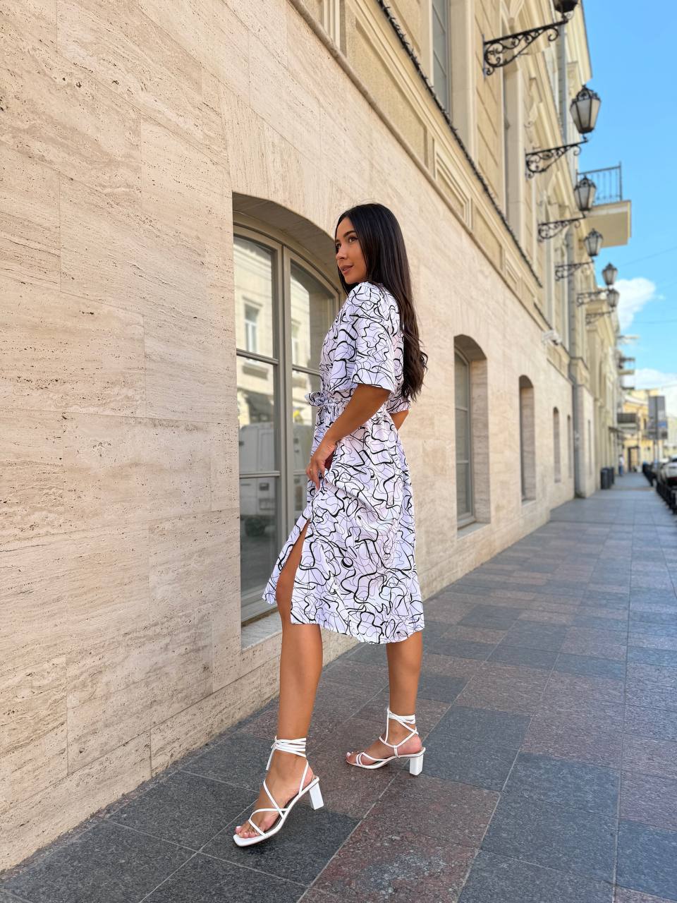 Легка сукня на запах із поясом молочного кольору 33579