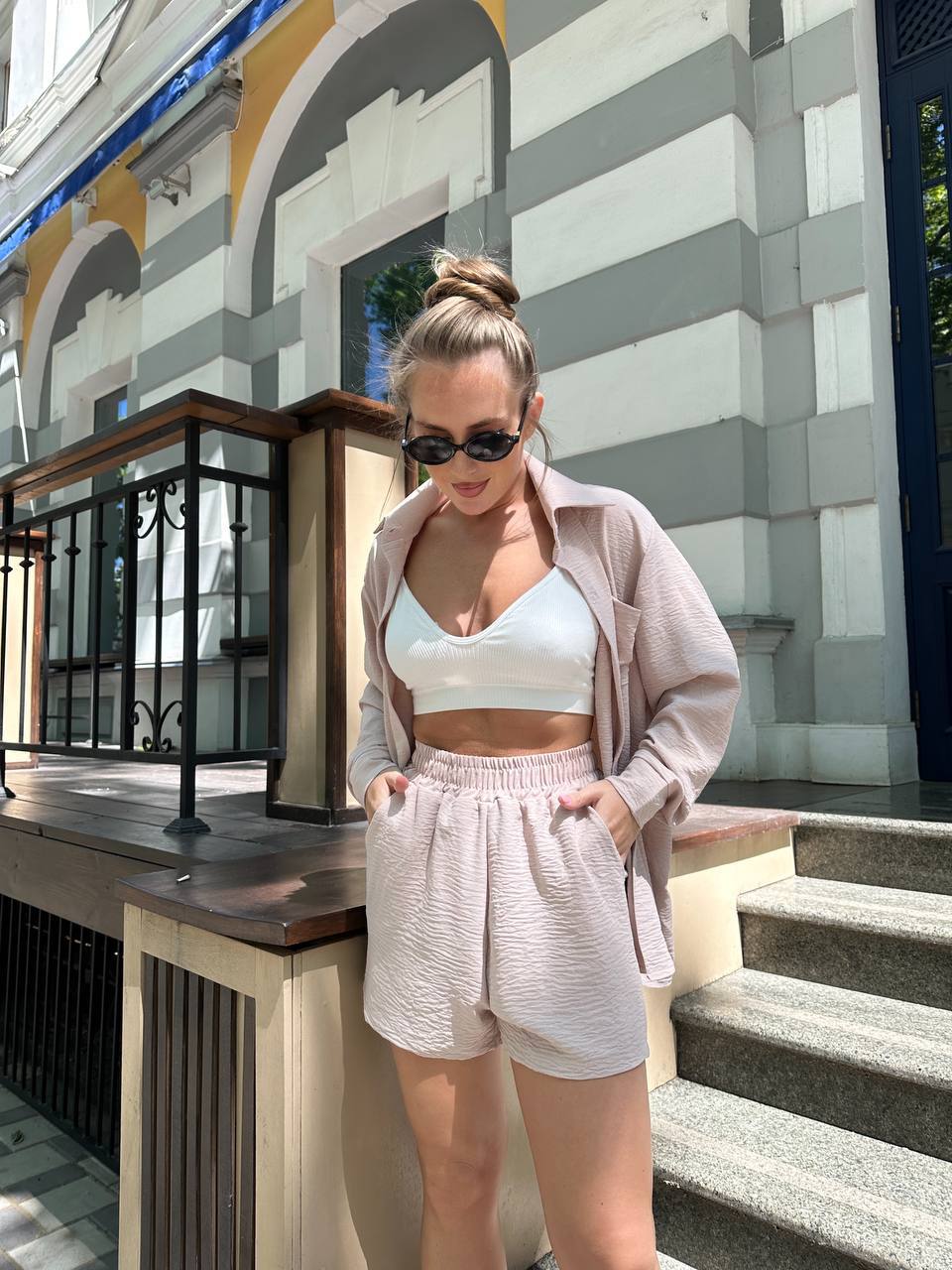 Легкий костюм 2-ка с шортами бежевого цвета 28904