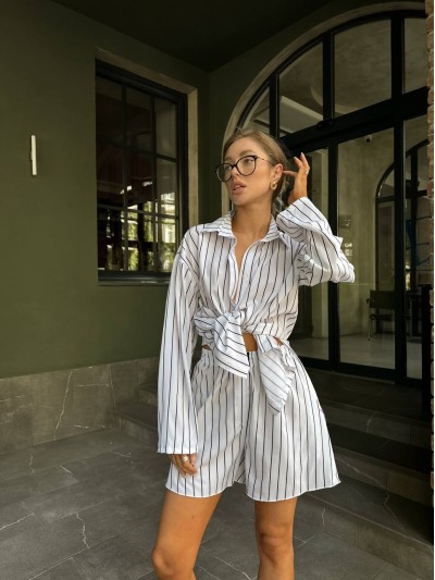 Легкий костюм с шортами белого цвета 31137