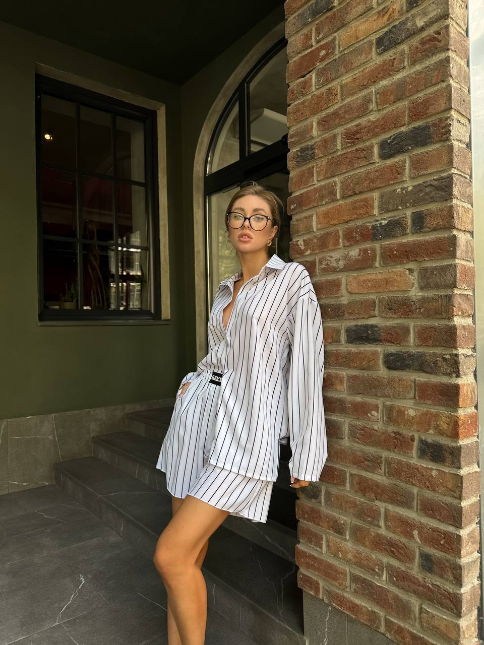 Легкий костюм с шортами белого цвета 31137