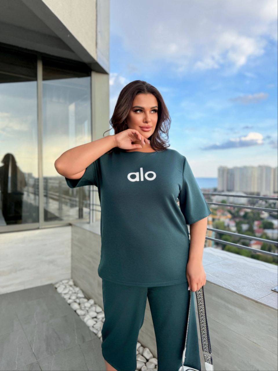 Легкий повсякденний костюм смарагдового кольору 33180