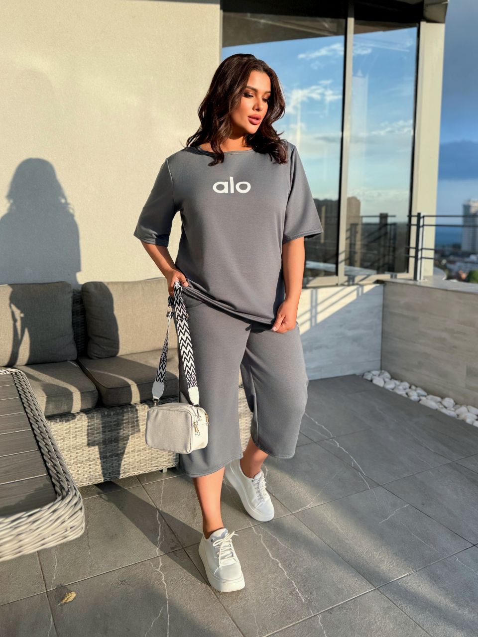 Легкий повсякденний костюм сiрого кольору 33179