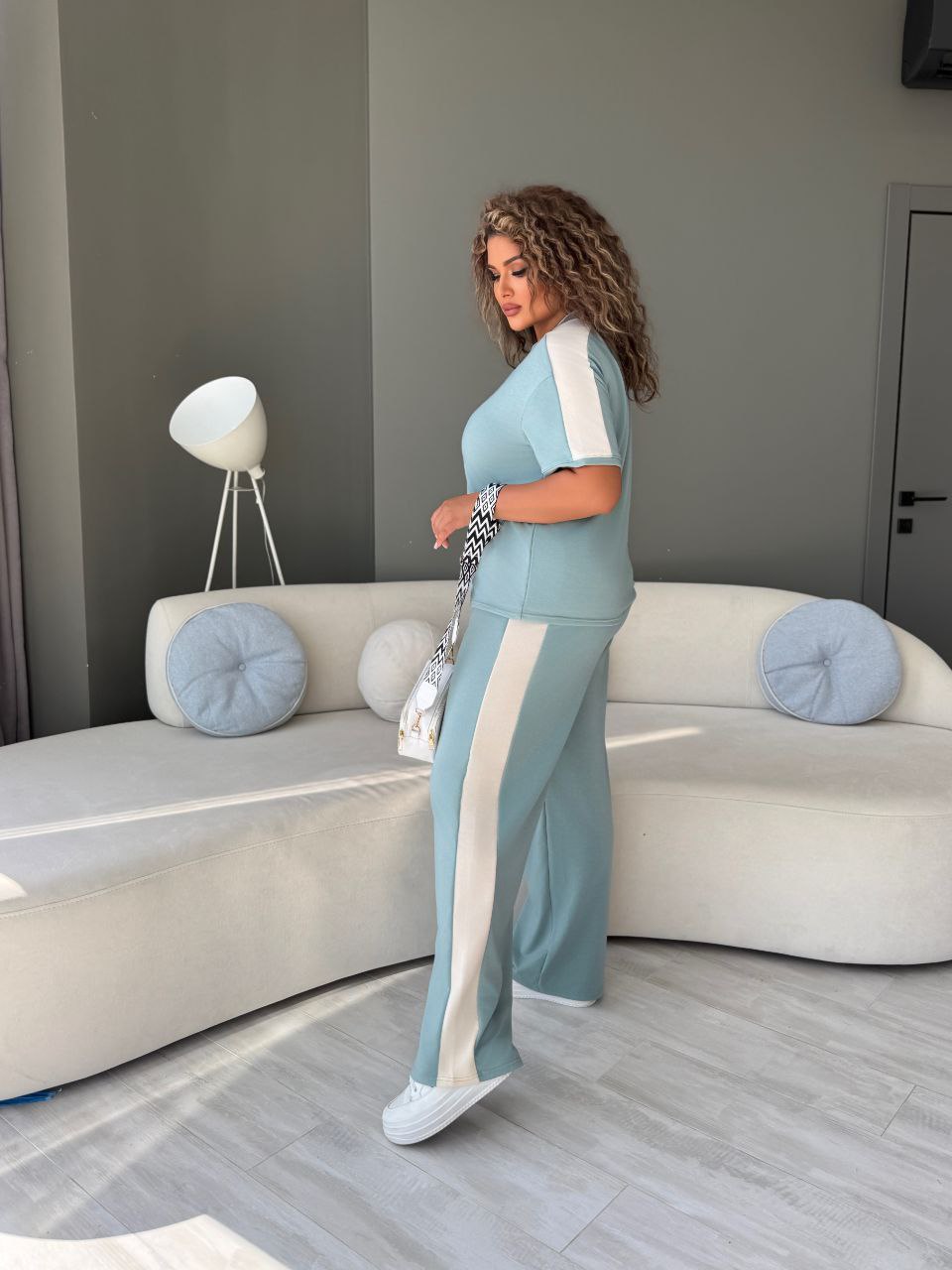 Легкий повсякденний костюм оливкового кольору 33728