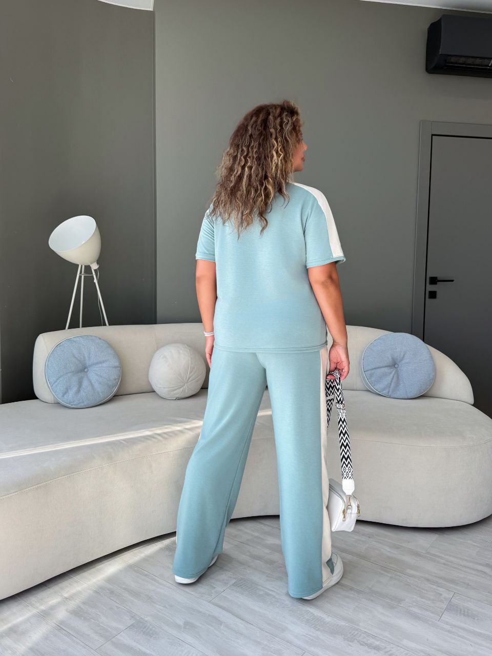 Легкий повсякденний костюм оливкового кольору 33728