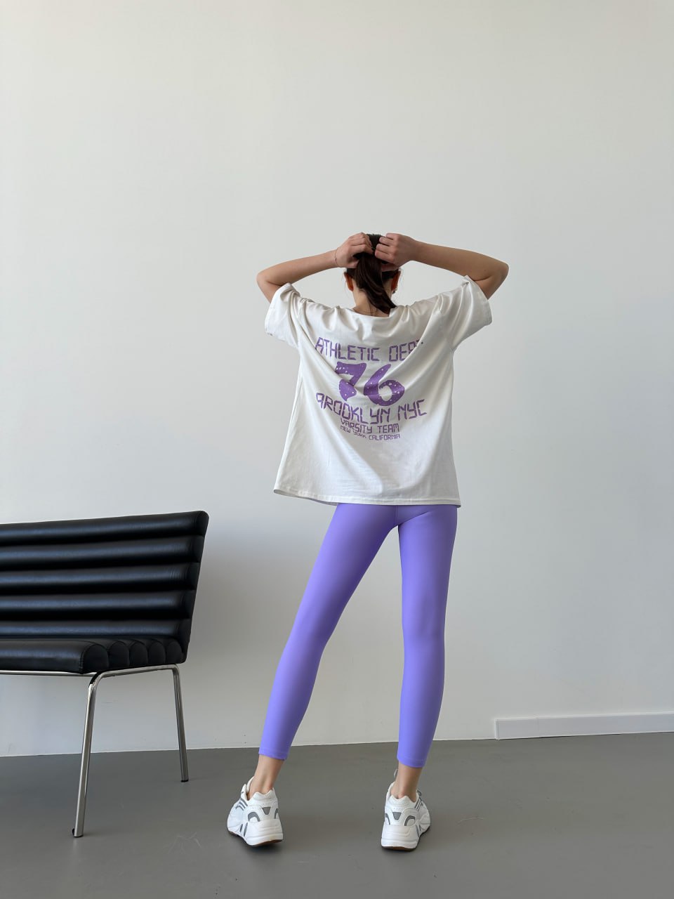 Легкий спортивний комплект (лосини+футболка) бузкового кольору 31621