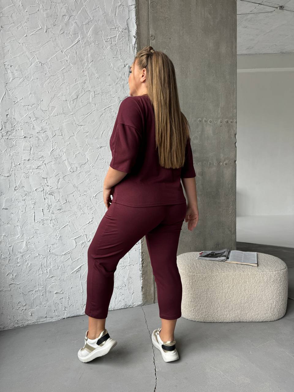 Легкий спортивний костюм бордового кольору 30947