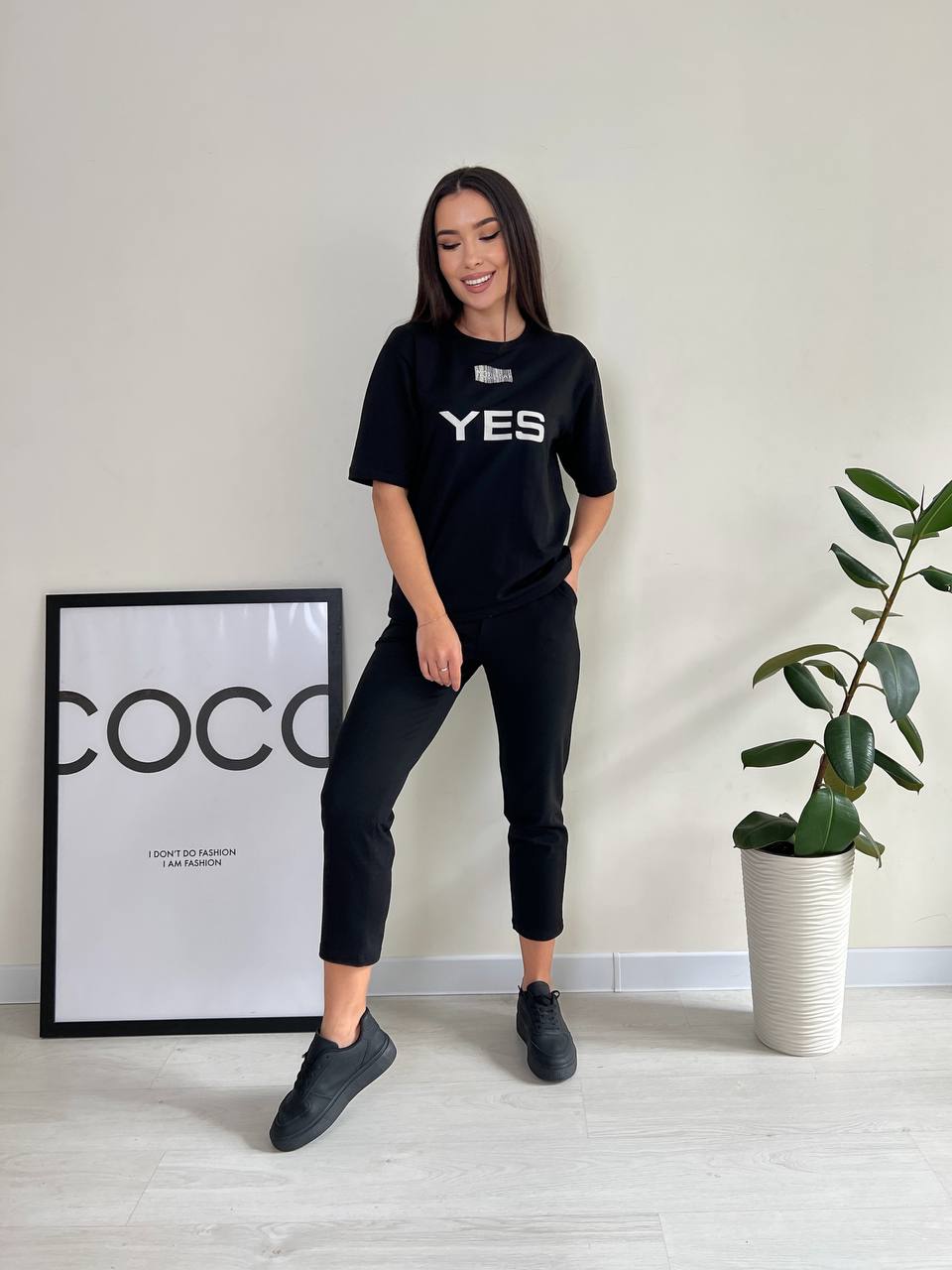 Легкий спортивний костюм чорного кольору 27642