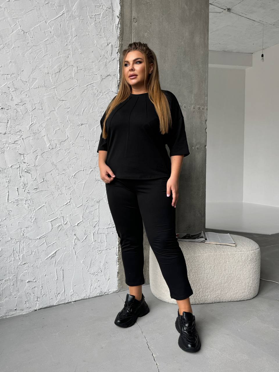 Легкий спортивний костюм чорного кольору 30942