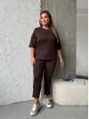 Легкий спортивний костюм коричневого кольору 30943