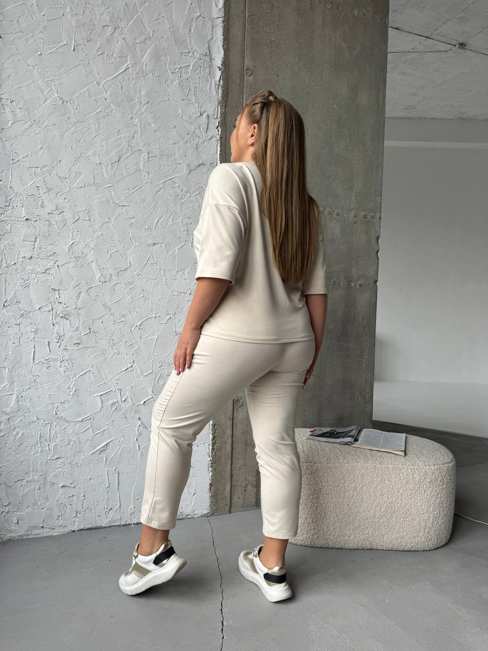 Легкий спортивний костюм молочного кольору 30944