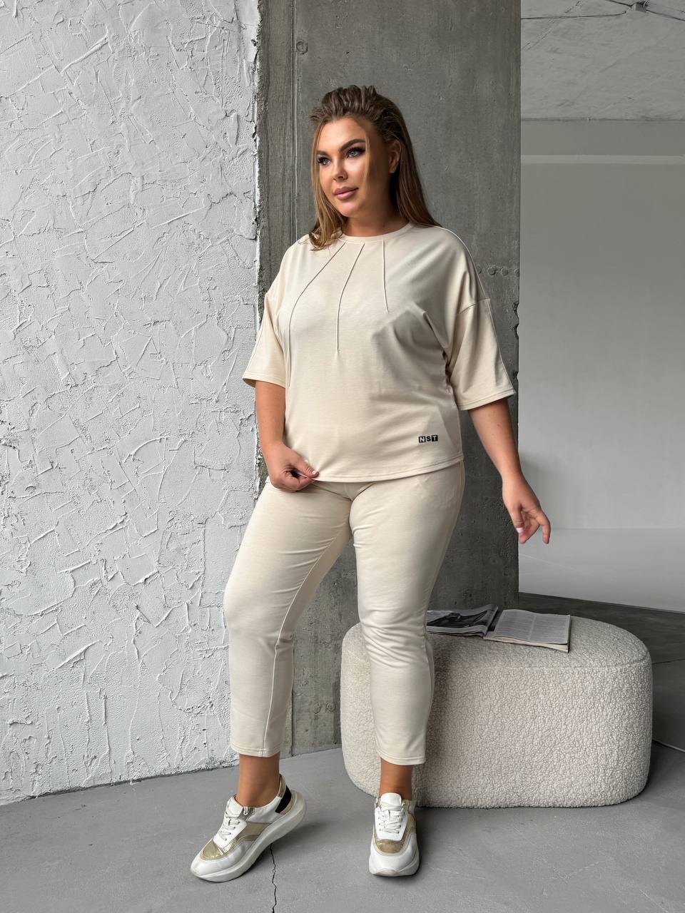 Легкий спортивний костюм молочного кольору 30944