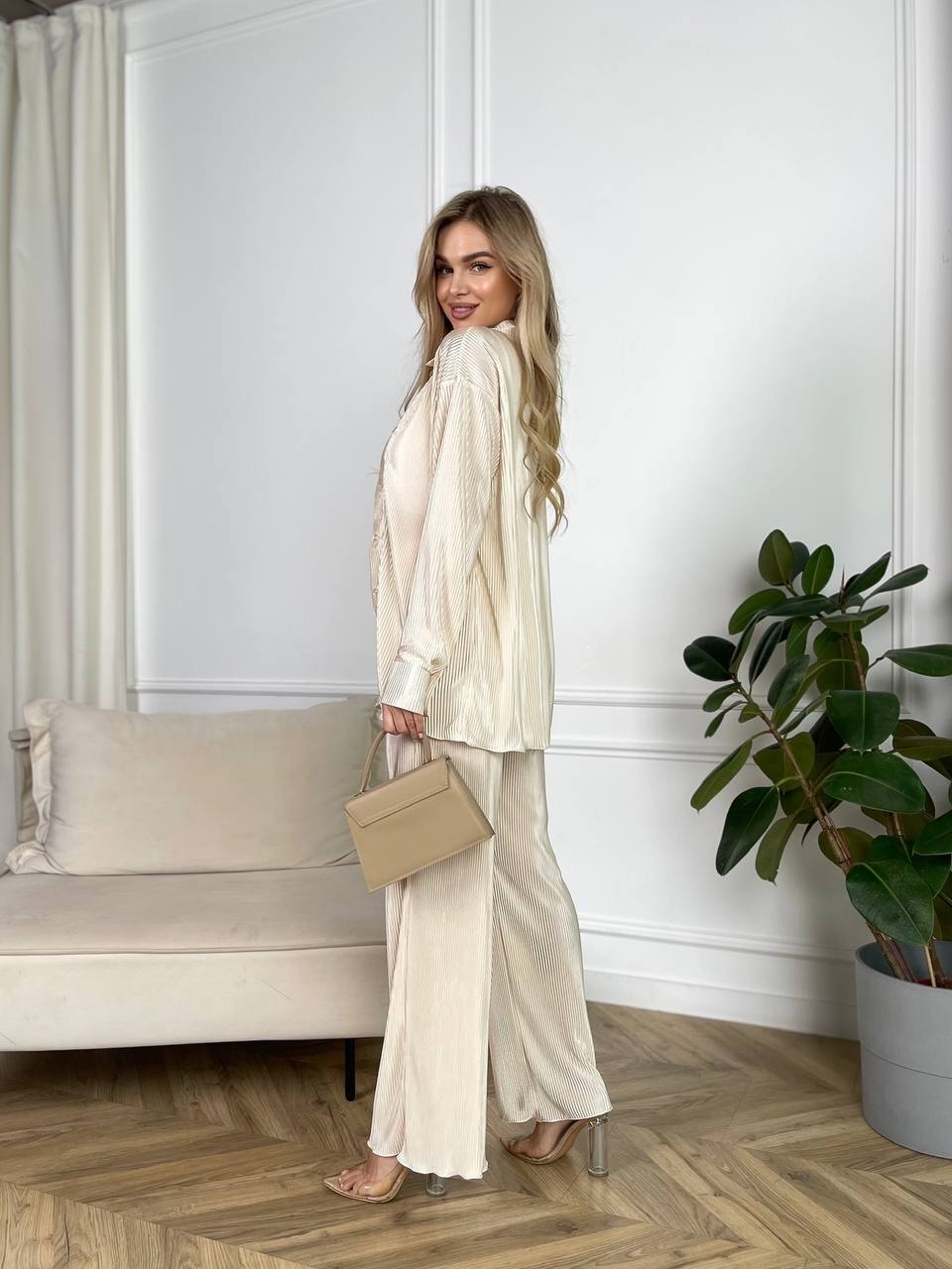Легкий жіночiй класичний костюм бежевого кольору 30846