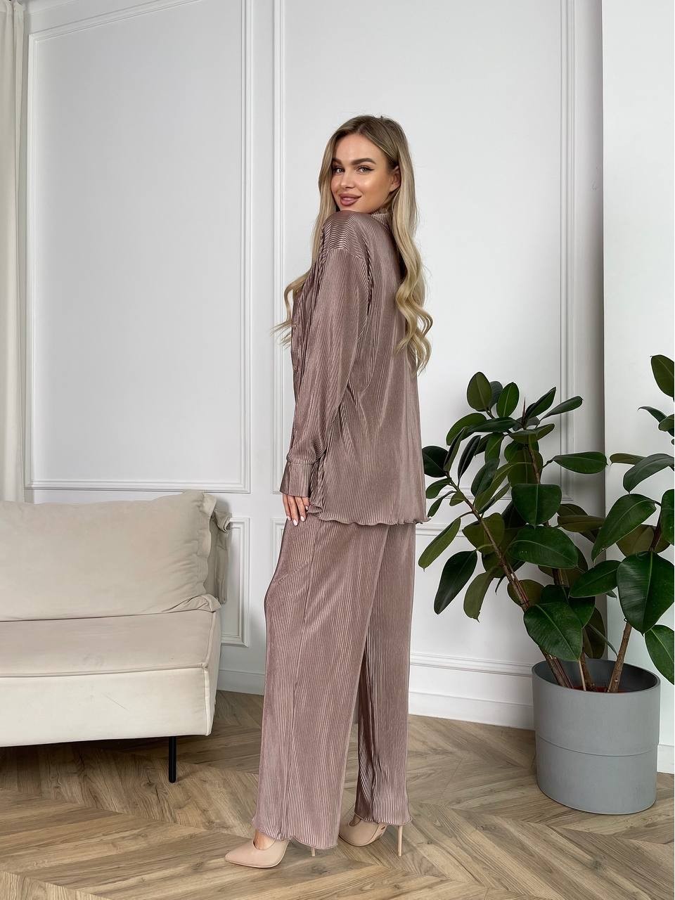 Легкий жіночiй класичний костюм кавового кольору 30844
