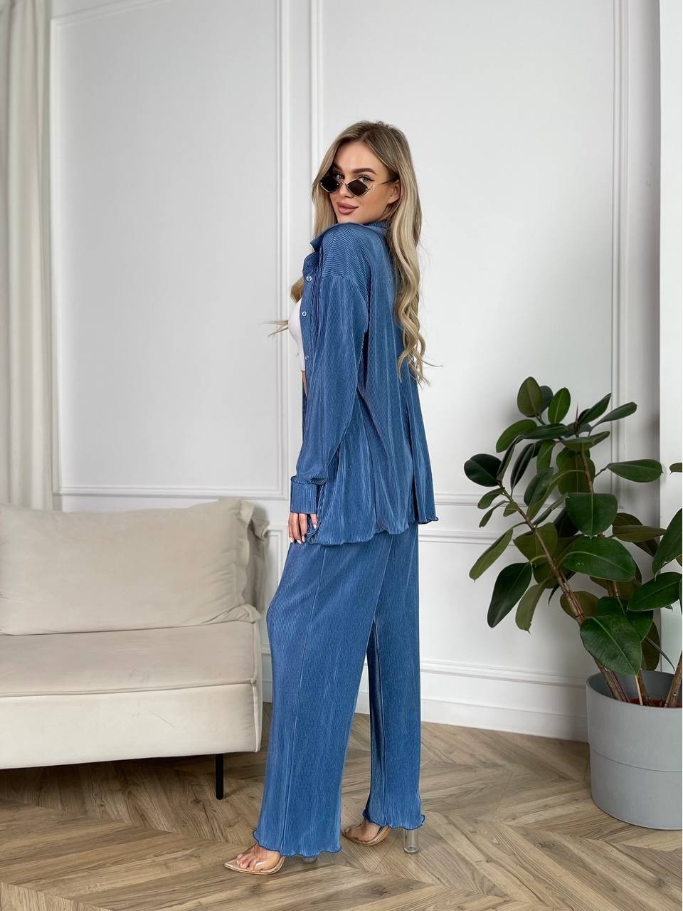 Легкий женский классический костюм синего цвета 30847