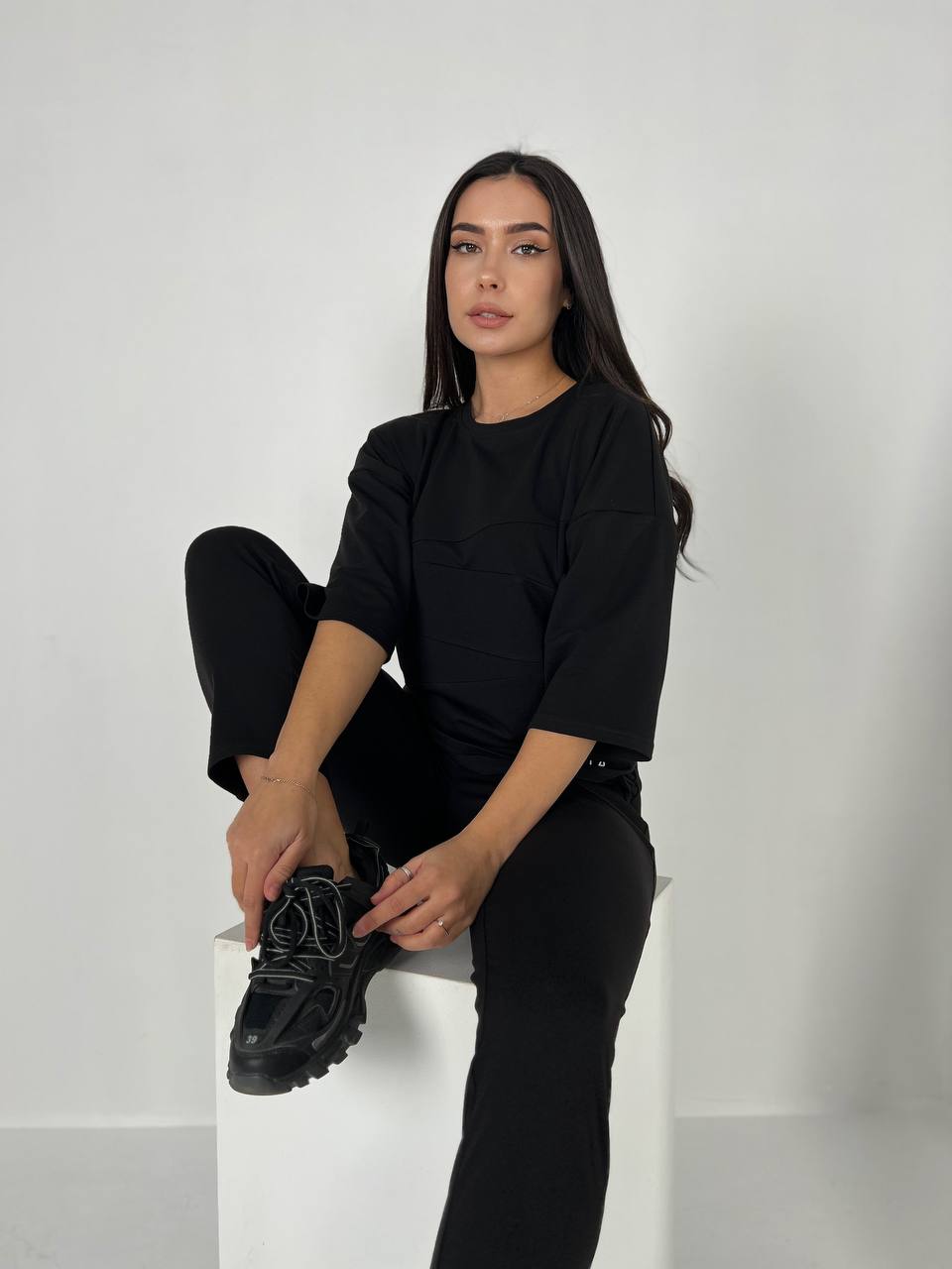 Легкий костюм для жінок чорного кольору 30836