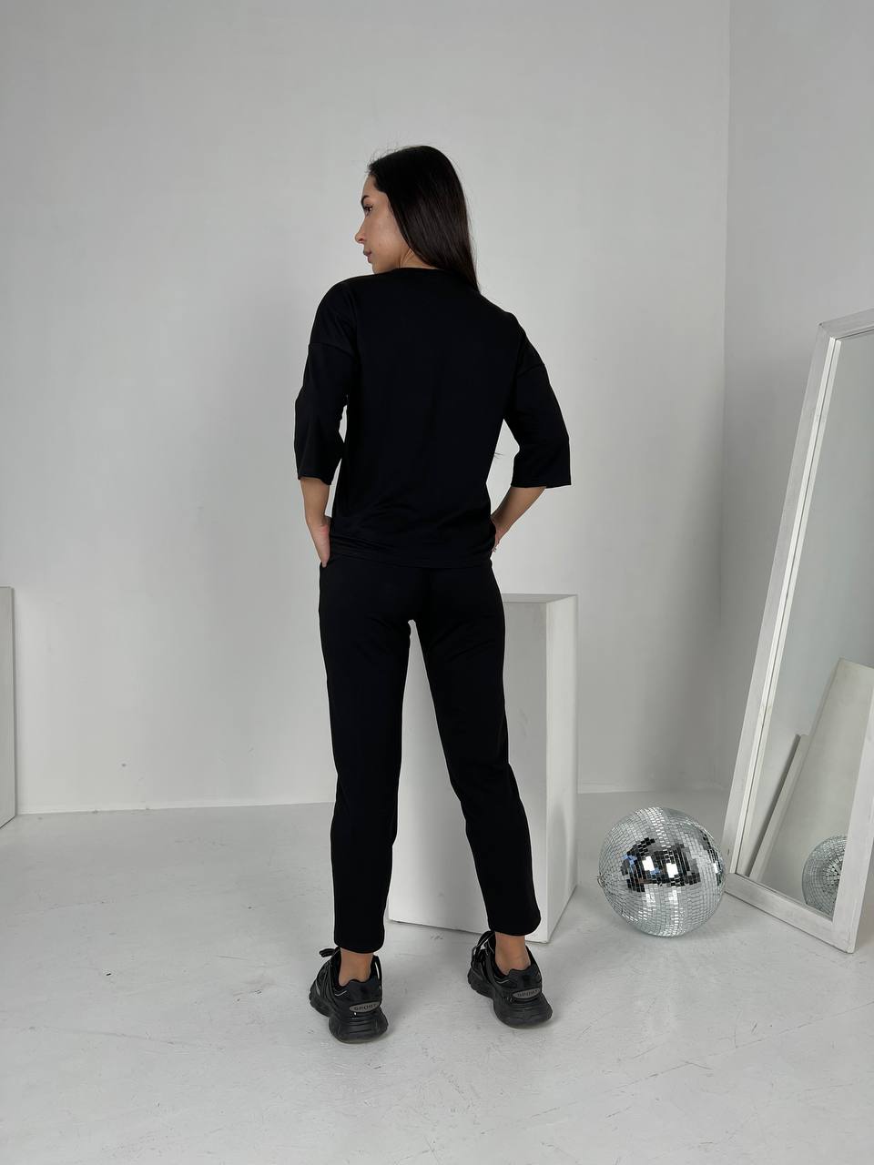 Легкий костюм для жінок чорного кольору 30836