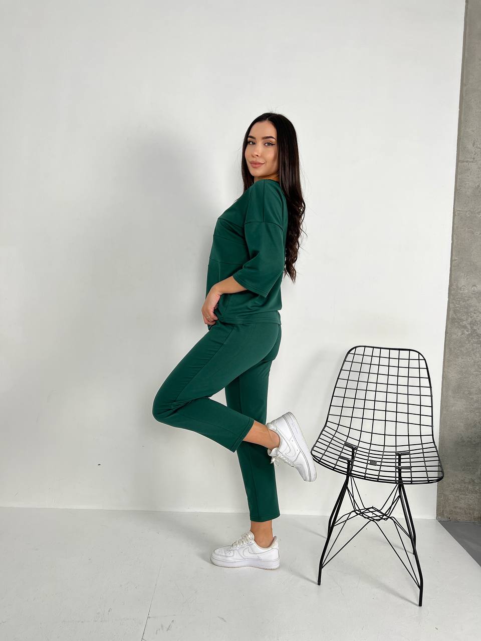 Легкий костюм для жінок смарагдового кольору 30839