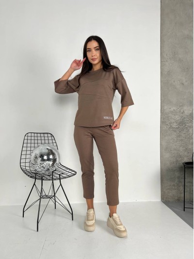 Легкий костюм для жінок кавового кольору 30838