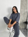 Легкий женский костюм серого цвета 30835