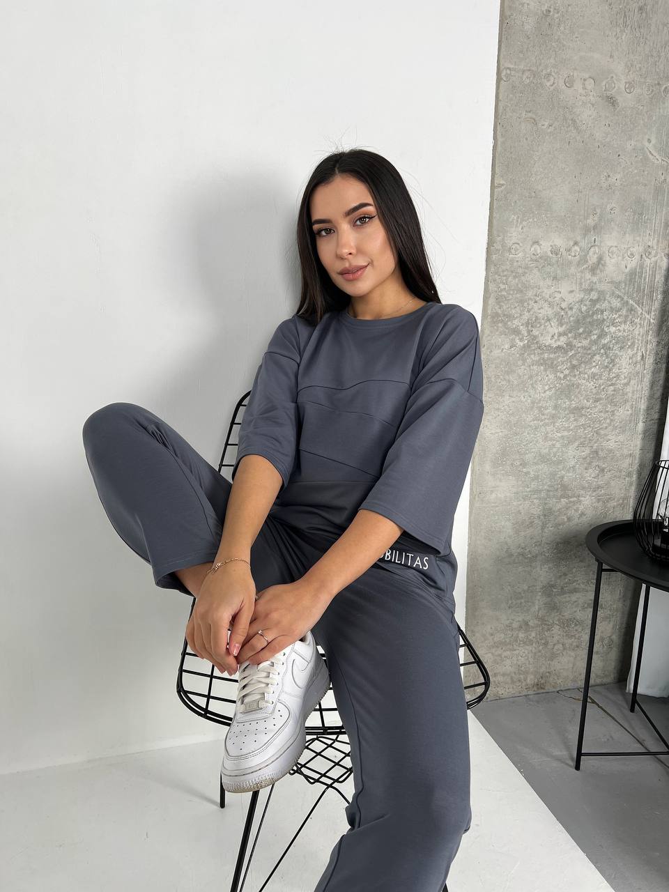 Легкий женский костюм серого цвета 30835