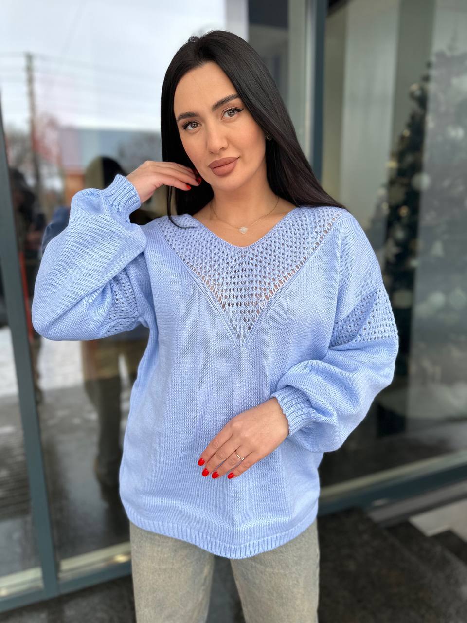 Легкий жіночий светр із вирізом блакитного кольору 31725